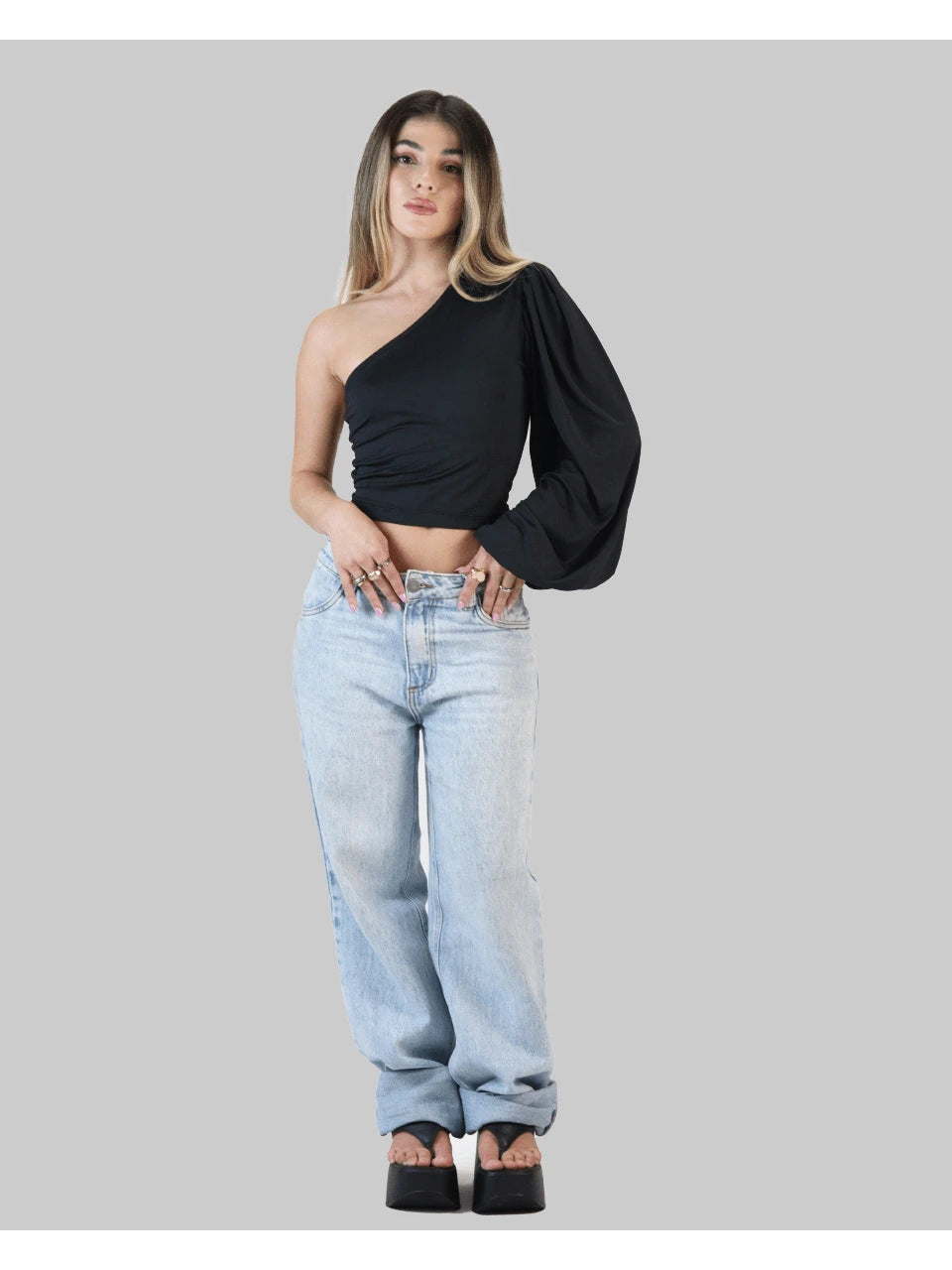Blusa Cropped Feminina de Um Ombro com Manga Bufante Estilo Balão
