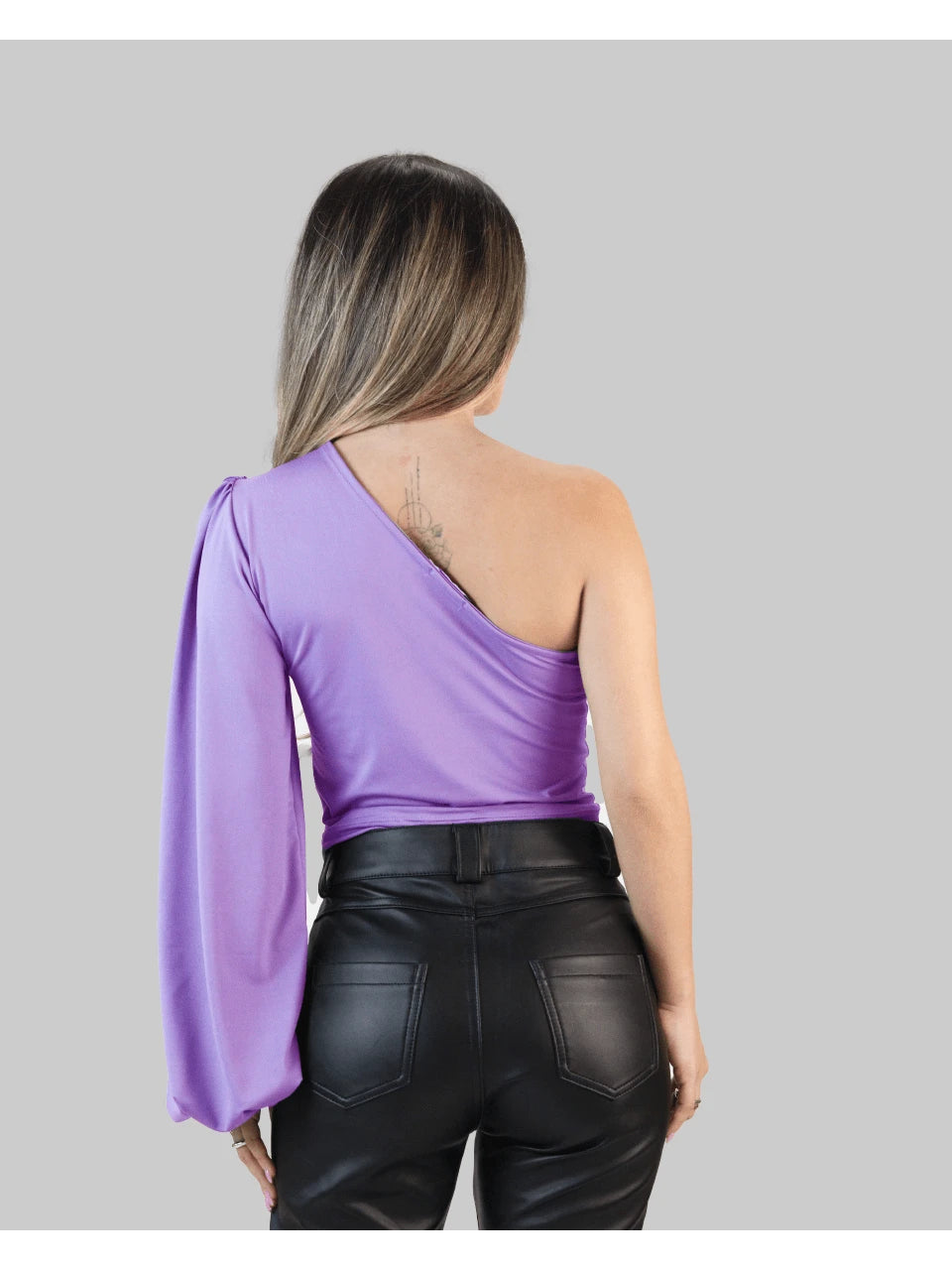 Blusa Cropped Feminina de Um Ombro com Manga Bufante Estilo Balão