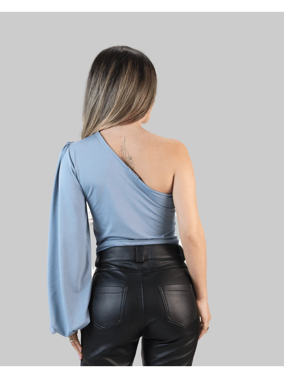 Blusa Cropped Feminina de Um Ombro com Manga Bufante Estilo Balão