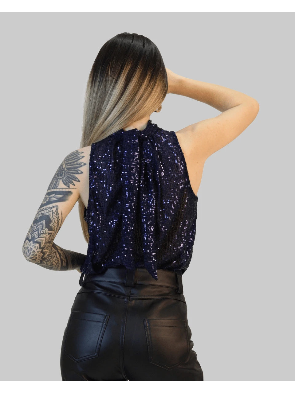 Blusa Bata Feminina Elegante Brilhante em Paetê com Gola Alta e Decote Franzido em Nó