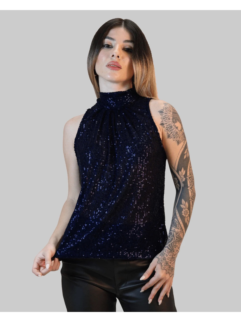 Blusa Bata Feminina Elegante Brilhante em Paetê com Gola Alta e Decote Franzido em Nó