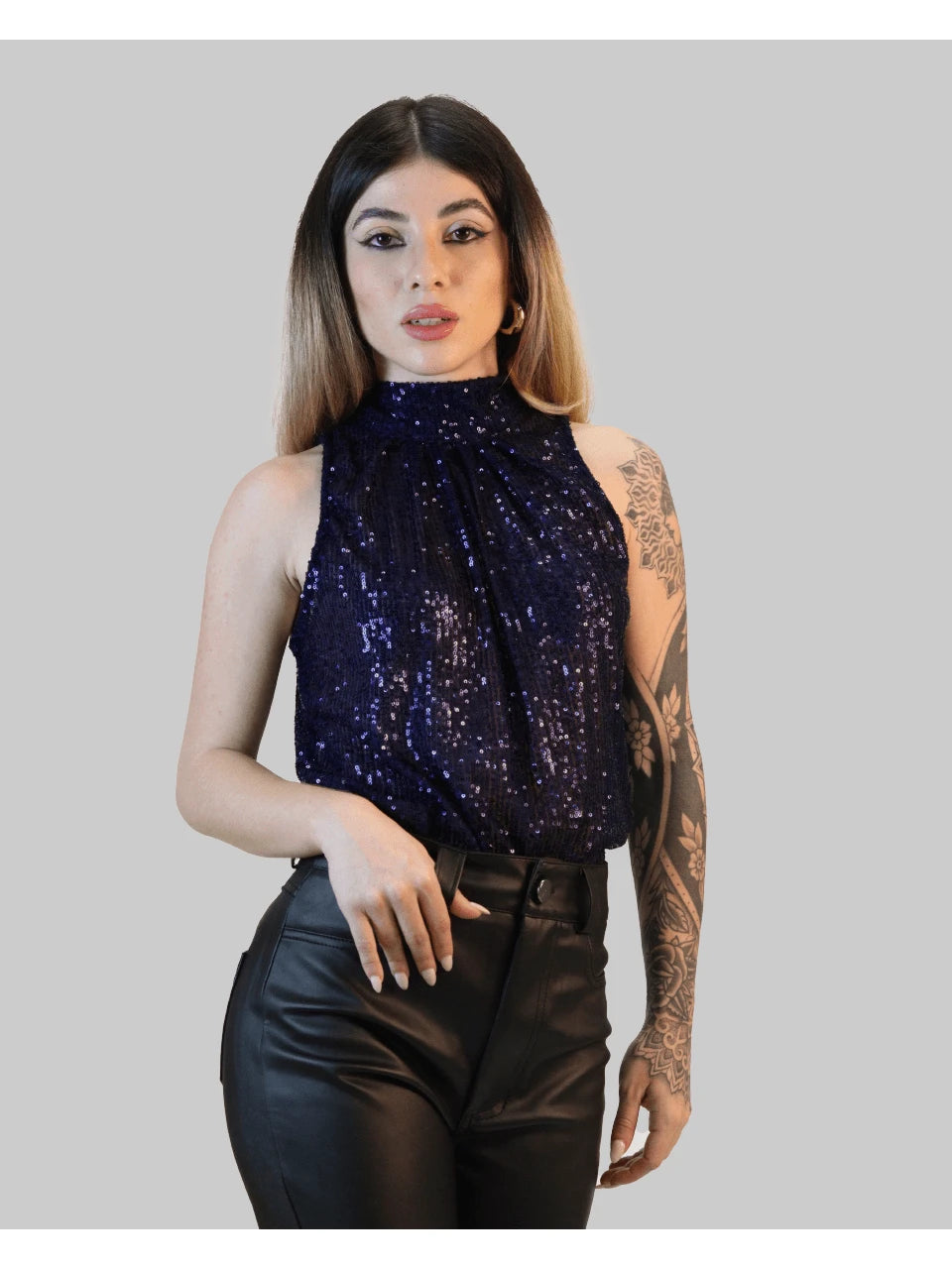 Blusa Bata Feminina Elegante Brilhante em Paetê com Gola Alta e Decote Franzido em Nó