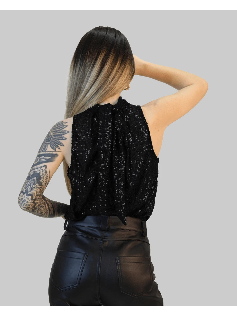 Blusa Bata Feminina Elegante Brilhante em Paetê com Gola Alta e Decote Franzido em Nó
