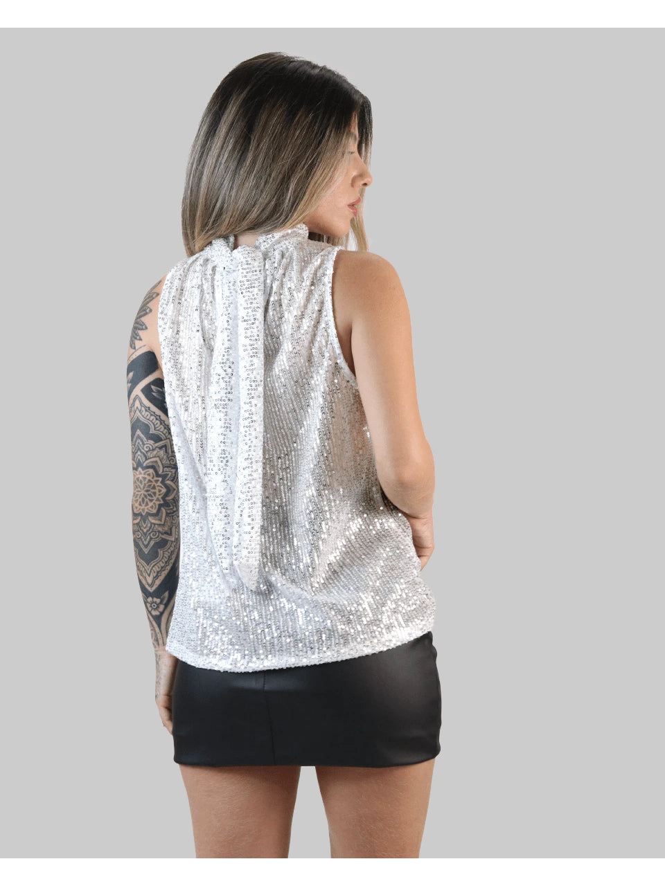 Blusa Bata Feminina Elegante Brilhante em Paetê com Gola Alta e Decote Franzido em Nó