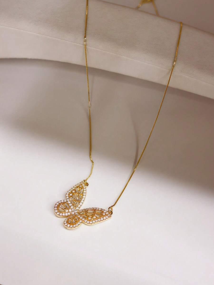 Colar Dourado de Borboleta com Pedras Reluzentes