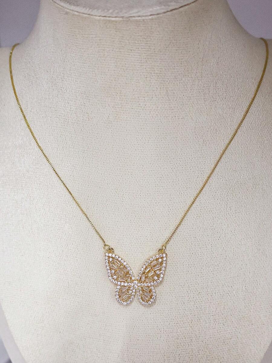 Colar Dourado de Borboleta com Pedras Reluzentes