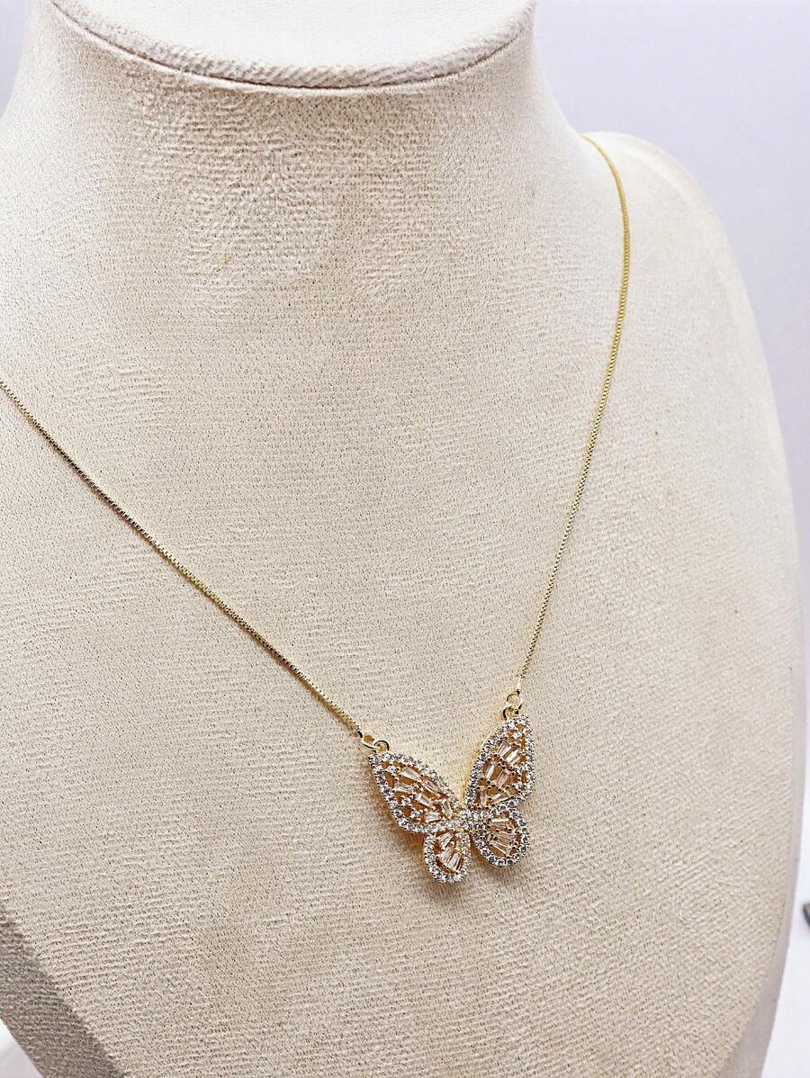 Colar Dourado de Borboleta com Pedras Reluzentes