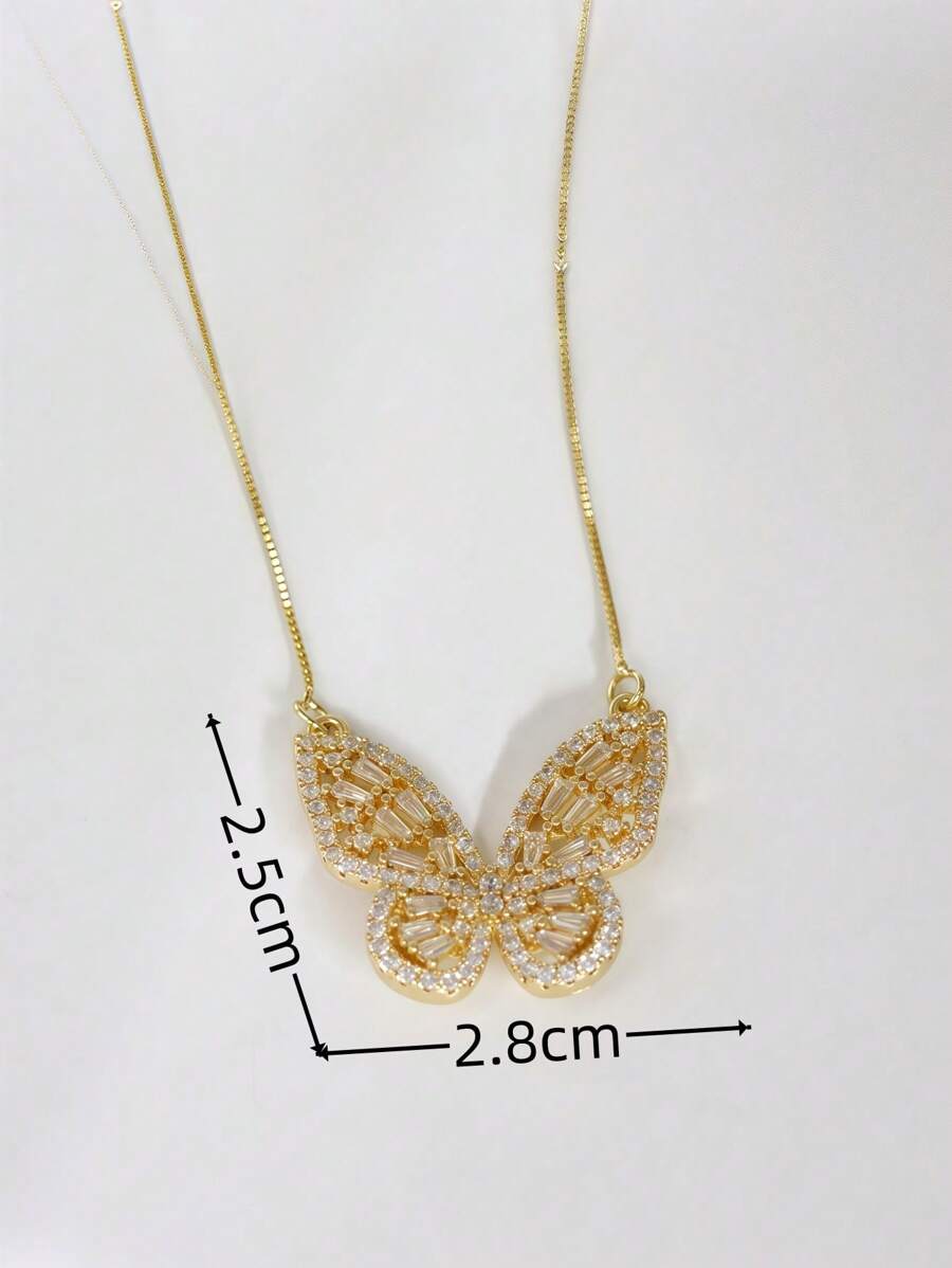 Colar Dourado de Borboleta com Pedras Reluzentes