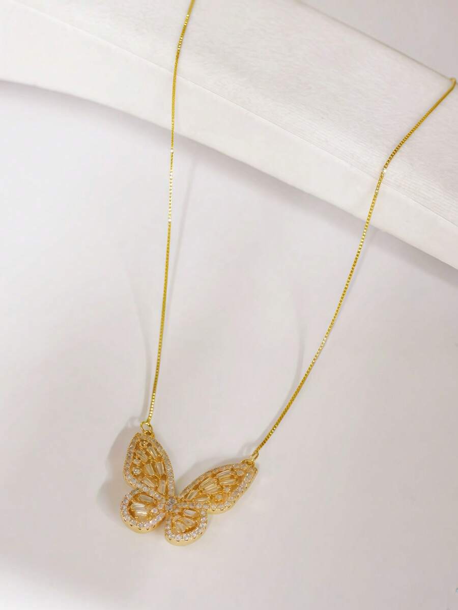 Colar Dourado de Borboleta com Pedras Reluzentes