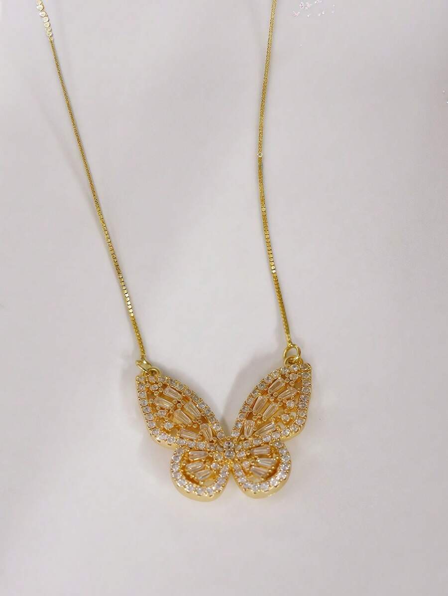 Colar Dourado de Borboleta com Pedras Reluzentes