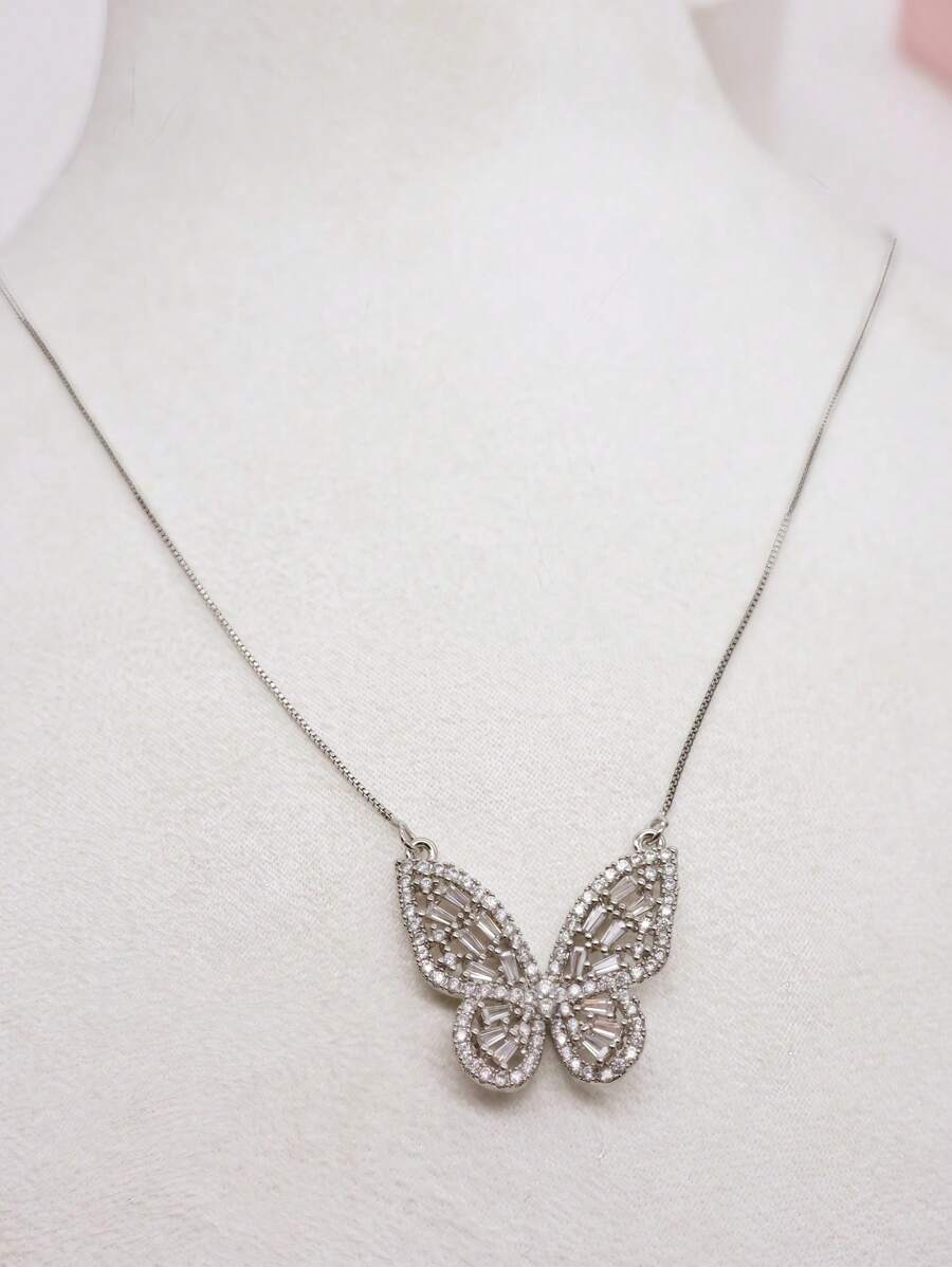 Colar Dourado de Borboleta com Pedras Reluzentes