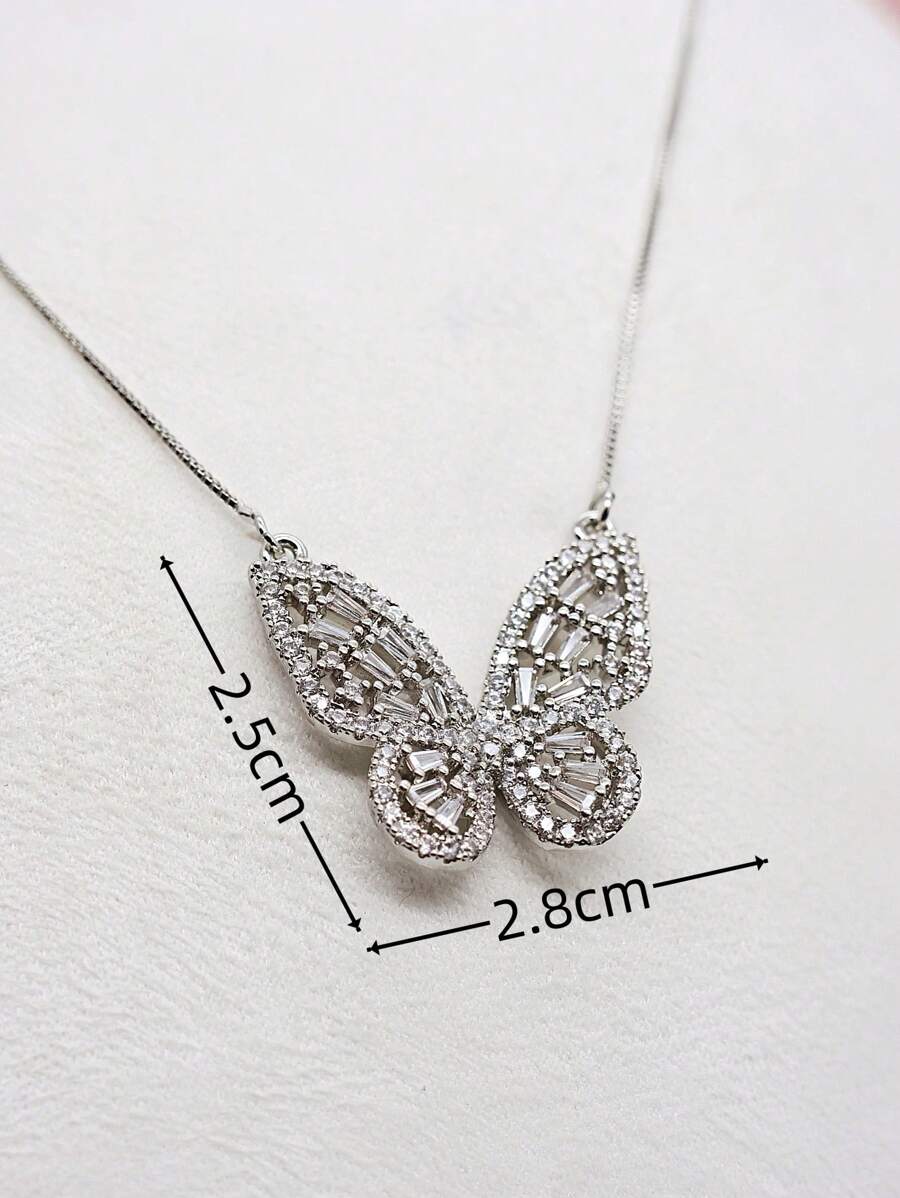 Colar Dourado de Borboleta com Pedras Reluzentes