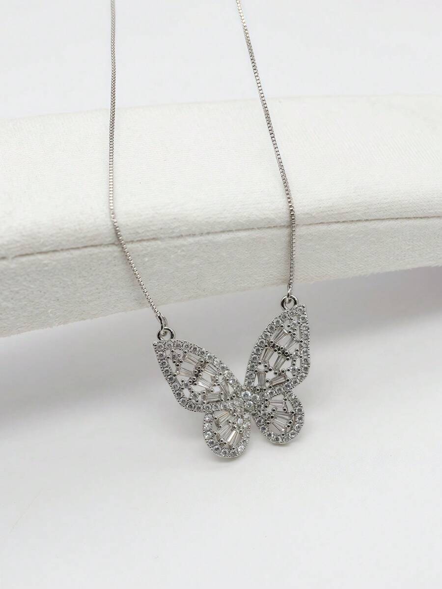 Colar Dourado de Borboleta com Pedras Reluzentes