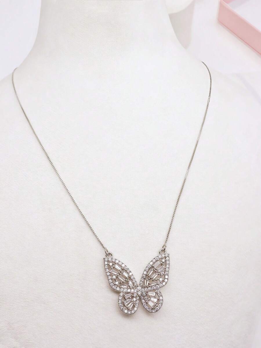 Colar Dourado de Borboleta com Pedras Reluzentes