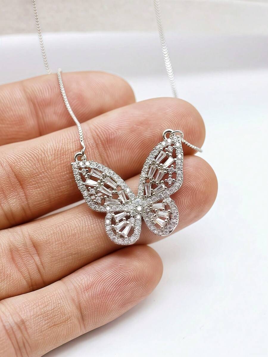 Colar Dourado de Borboleta com Pedras Reluzentes