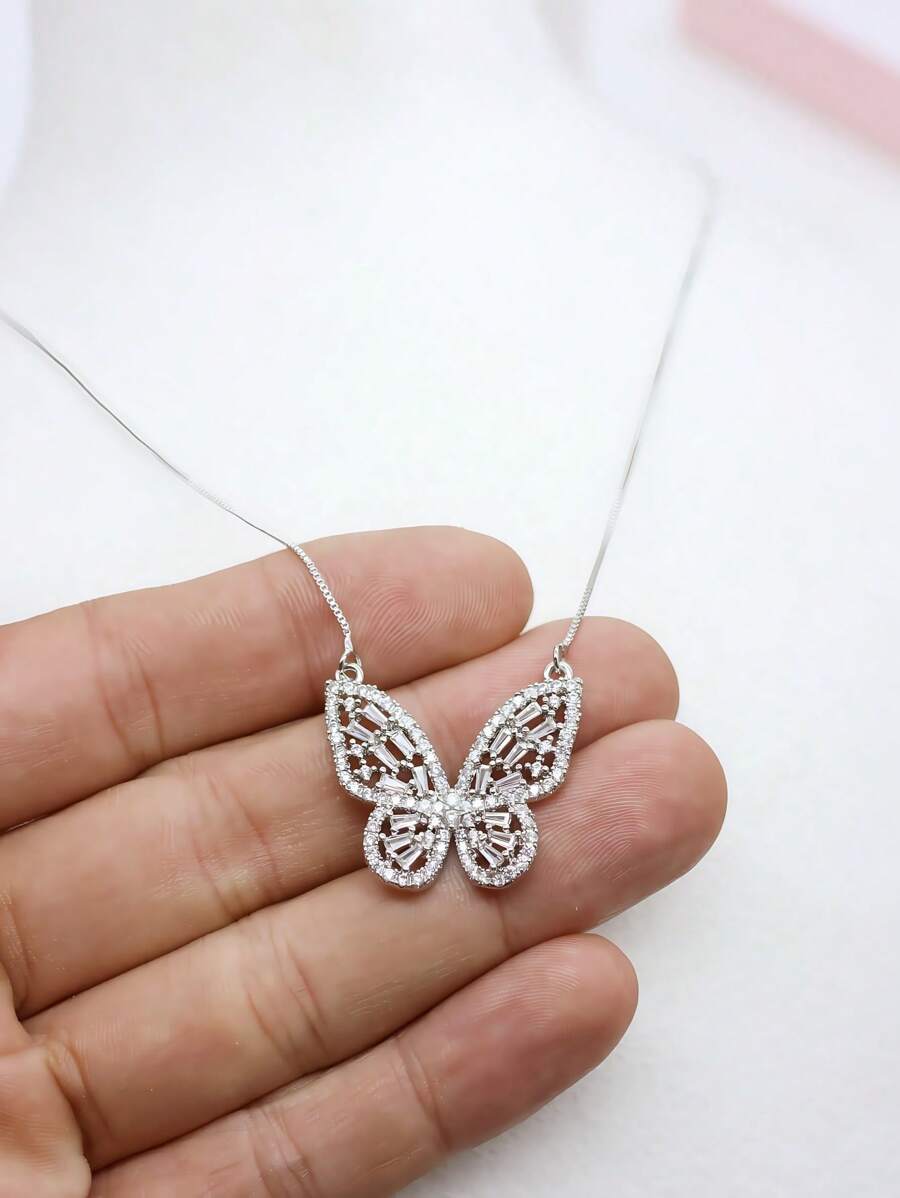 Colar Dourado de Borboleta com Pedras Reluzentes